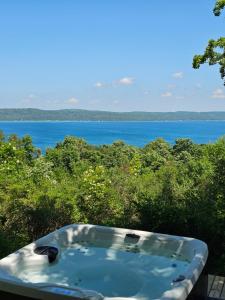 Foto sihtkohas Frankfort asuva majutusasutuse New! Above Crystal Lake - Hot Tub & Lake Views! galeriist