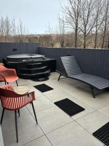 صورة لـ Eyja Mork - Stargazing Igloo with shared Hot Tub, BBQ and kitchen - B3 في Stora Mork