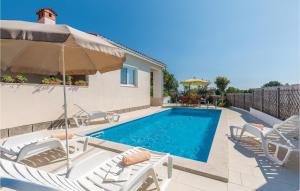 Bazén v ubytování Holiday Home Mirka nebo v jeho okolí