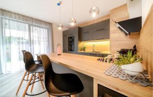 eine Küche mit einer großen Holztheke mit 2 Stühlen in der Unterkunft Amazing Home In Marina With Sauna in Marina