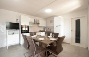 a dining room with a table and chairs in a kitchen at Nice Home In Krusevo With Wifi in Kruševo
