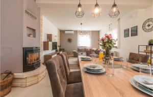 een eetkamer en woonkamer met een tafel en stoelen bij Lovely Home In Biograd Na Moru in Biograd na Moru