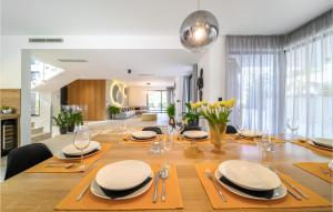 ein Esszimmer mit einem Tisch mit Tellern und Gläsern in der Unterkunft Amazing Home In Marina With Sauna in Marina