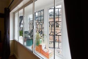 a window with books on a window sill at Chester Apartment with Nice Outdoor Views in Chester