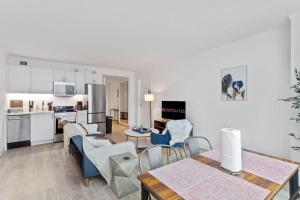 Køkken eller tekøkken på Stylish CozySuites Condo at Showboat #17