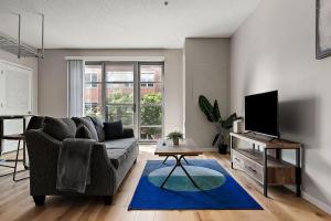 Телевизор и/или развлекательный центр в CozySuites Mill District with pool gym #13