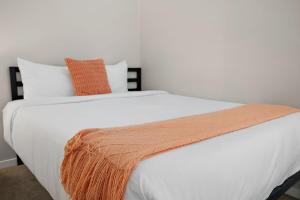 Кровать или кровати в номере CozySuites Mill District with pool gym #13