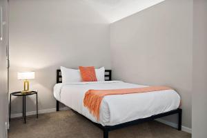 Кровать или кровати в номере CozySuites Mill District with pool gym #13 +34 фотографии