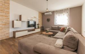 een woonkamer met een bank en een flatscreen-tv bij Lovely Home In Biograd Na Moru in Biograd na Moru