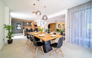 ein Esszimmer und eine Küche mit Tisch und Stühlen in der Unterkunft Amazing Home In Marina With Sauna in Marina