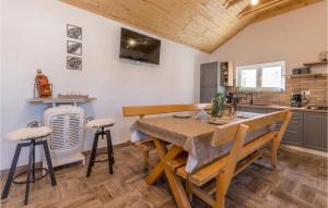 een keuken met een houten tafel en een houten plafond bij Lovely Home In Biograd Na Moru in Biograd na Moru +42 foto's