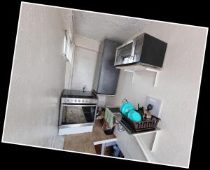an overhead view of a small kitchen with a stove at Parque Residencial - Covacha - Sótano - Bunker in Mexico City +3 photos