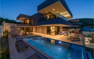 ein Haus mit einem Swimmingpool davor in der Unterkunft Nice Home In Marina With Kitchen in Marina + 40 Fotos