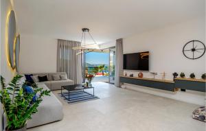 ein Wohnzimmer mit Sofa und Fernseher in der Unterkunft Nice Home In Marina With Kitchen in Marina