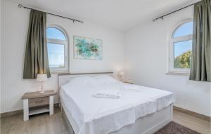 Postel nebo postele na pokoji v ubytování Holiday Home Barusici With Sea View 09
