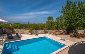 Bazén v ubytování Holiday Home Barusici With Sea View 09 nebo v jeho okolí + 36 fotografií