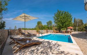 Bazén v ubytování Holiday Home Barusici With Sea View 09 nebo v jeho okolí
