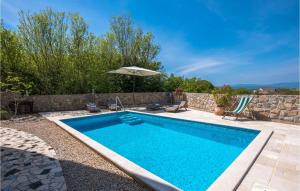 Bazén v ubytování Holiday Home Barusici With Sea View 09 nebo v jeho okolí