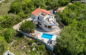Bazén v ubytování Holiday Home Barusici With Sea View 09 nebo v jeho okolí