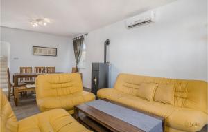 Posezení v ubytování Holiday Home Barusici With Sea View 09
