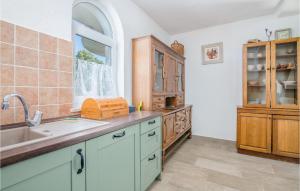 Kuchyň nebo kuchyňský kout v ubytování Holiday Home Barusici With Sea View 09