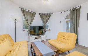 TV a/nebo společenská místnost v ubytování Holiday Home Barusici With Sea View 09