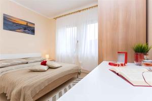 クリムノにあるApartment in Klimno - Insel Krk 12500のベッドルーム1室(ベッド1台、ノートパソコン1台付) +32枚の写真