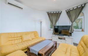 TV a/nebo společenská místnost v ubytování Holiday Home Barusici With Sea View 09