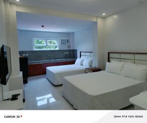 Uma cama ou camas num quarto em EPM Tower Hotel and Events Place