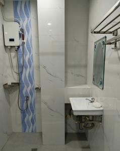 Uma casa de banho em EPM Tower Hotel and Events Place
