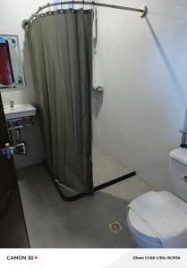 Uma casa de banho em EPM Tower Hotel and Events Place