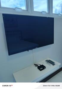 Uma televisão e/ou sistema de entretenimento em EPM Tower Hotel and Events Place