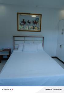 Uma cama ou camas num quarto em EPM Tower Hotel and Events Place