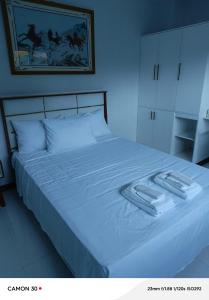 Uma cama ou camas num quarto em EPM Tower Hotel and Events Place