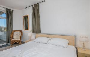 Postel nebo postele na pokoji v ubytování Holiday Home Barusici With Sea View 09