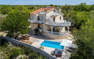 Bazén v ubytování Holiday Home Barusici With Sea View 09 nebo v jeho okolí