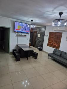 Μια τηλεόραση ή/και κέντρο ψυχαγωγίας στο A three-bedroom house downtown