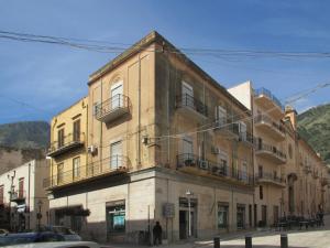 an old building on the corner of a street at Appartamento Nettuno in Castellammare del Golfo