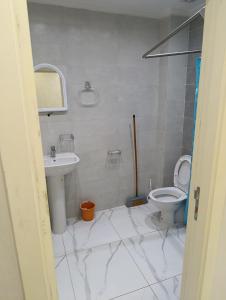 ein Badezimmer mit Toilette und Waschbecken in der Unterkunft Martil, Tetuán Apartamento in Martil + 7 Fotos