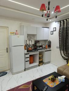 eine Küche mit einem weißen Kühlschrank im Zimmer in der Unterkunft Martil, Tetuán Apartamento in Martil