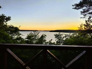 una vista de un gran cuerpo de agua al atardecer en VerLema House 46, en Augustów 4 fotos más