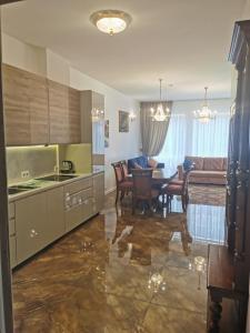 Una cocina con una mesa y un comedor. en Beach Lounge Luxory Apartments, en Melnragė