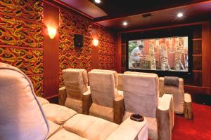 Posezení v ubytování KBM Resorts FREE CAR Oceanfront NEW Premium 4 Bedroom Villa with in-home Movie Theater and Private Pool and Hot Tub AC Kolea-Kai-8