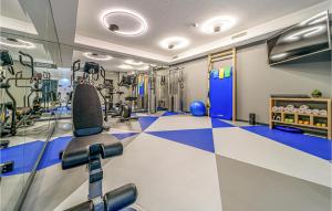 ein Fitnessstudio mit blau-weißem Boden und einem Stuhl in der Unterkunft Nice Home In Marina With Kitchen in Marina