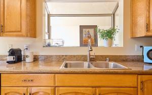 Dapur atau dapur kecil di Malibu Getaway In Nature - Close To Central Malibu