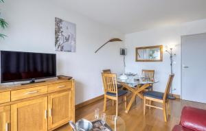 TV a/nebo společenská místnost v ubytování Magnifique App À La Rochelle