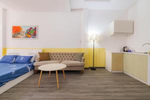 una habitación con una cama y un sofá y una mesa en NEWROOM-1km 2 Bui Vien, en Ho Chi Minh 29 fotos más
