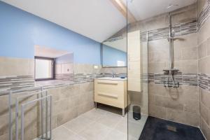 Bilik mandi di Location de vacances a lozeret +20 gambar
