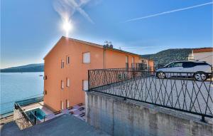 une voiture garée à côté d'un bâtiment à côté de l'eau dans l'établissement 3 Bedroom Lovely Apartment In Marina, à Marina