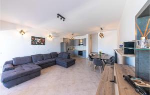 un salon avec un canapé et une table dans l'établissement 3 Bedroom Lovely Apartment In Marina, à Marina